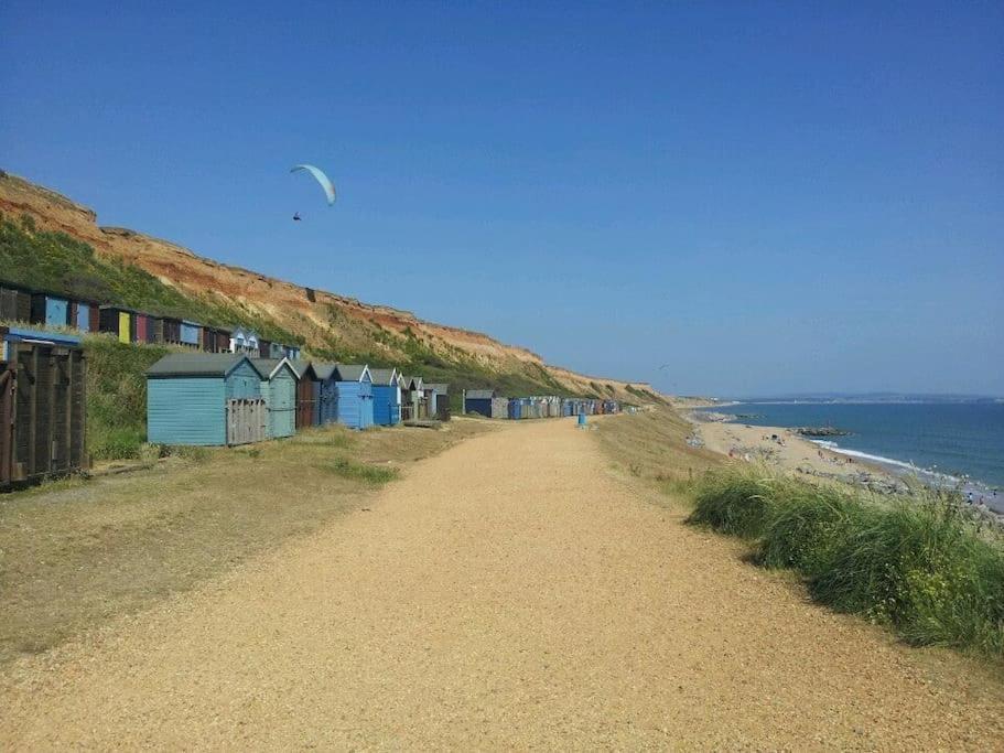 The Firs - Apartment Next To Beach & Forest - Pets Are Free Barton on Sea Exterior photo