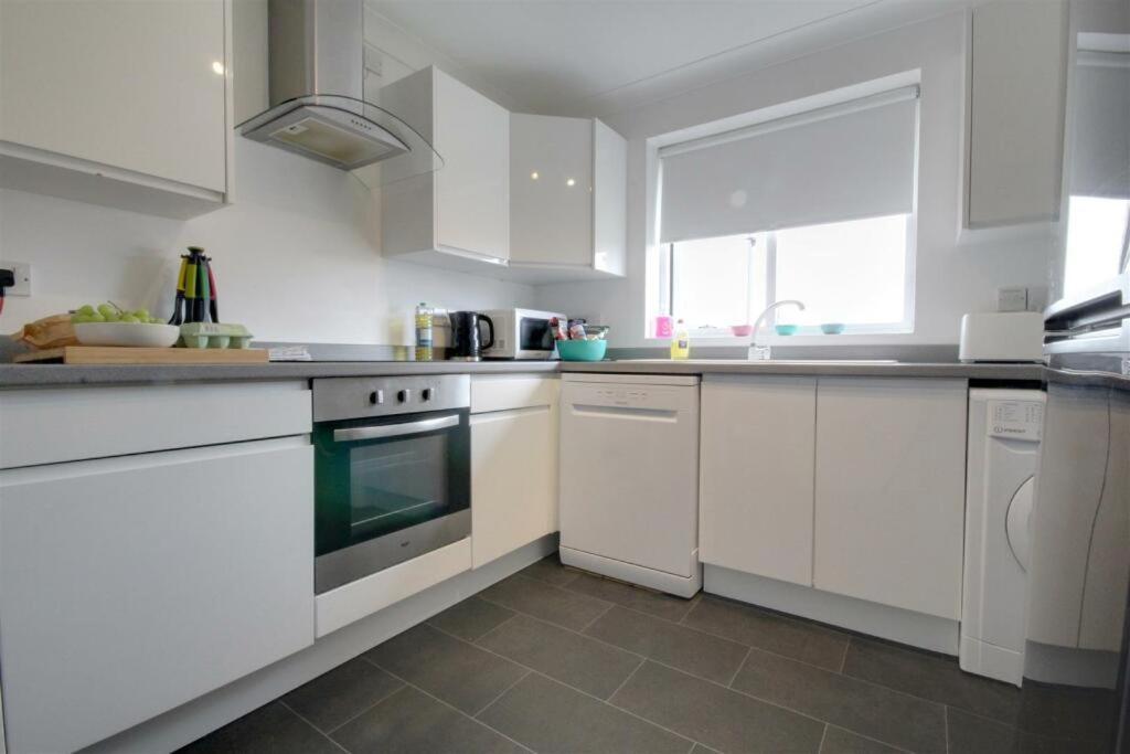 The Firs - Apartment Next To Beach & Forest - Pets Are Free Barton on Sea Exterior photo