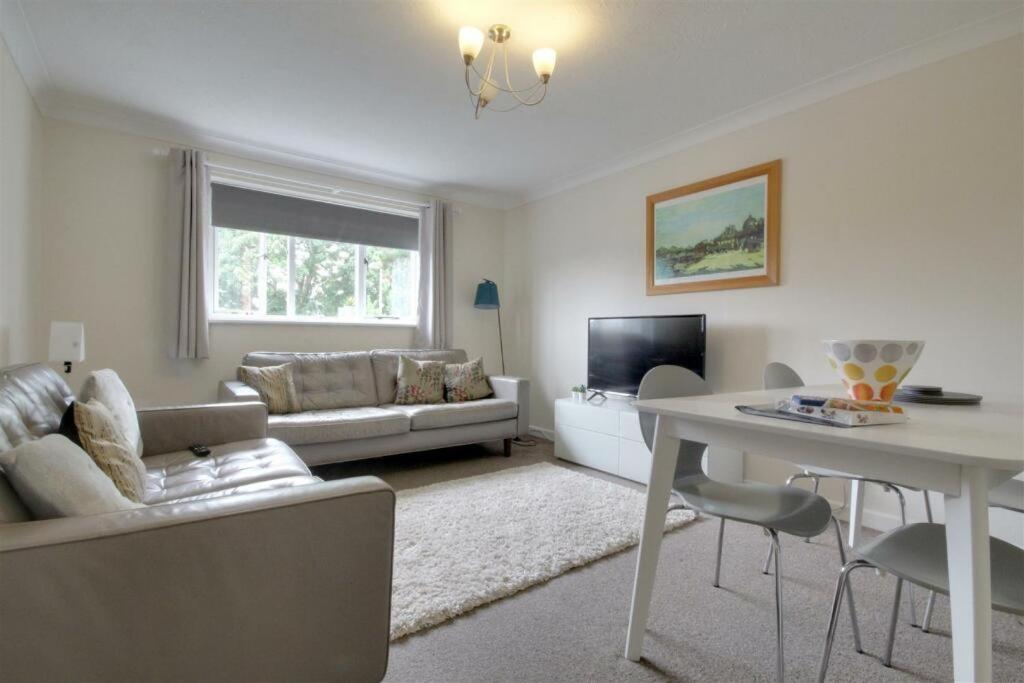 The Firs - Apartment Next To Beach & Forest - Pets Are Free Barton on Sea Exterior photo
