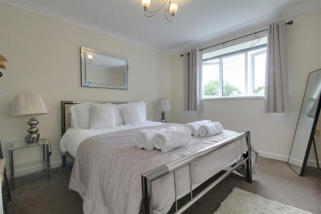 The Firs - Apartment Next To Beach & Forest - Pets Are Free Barton on Sea Exterior photo