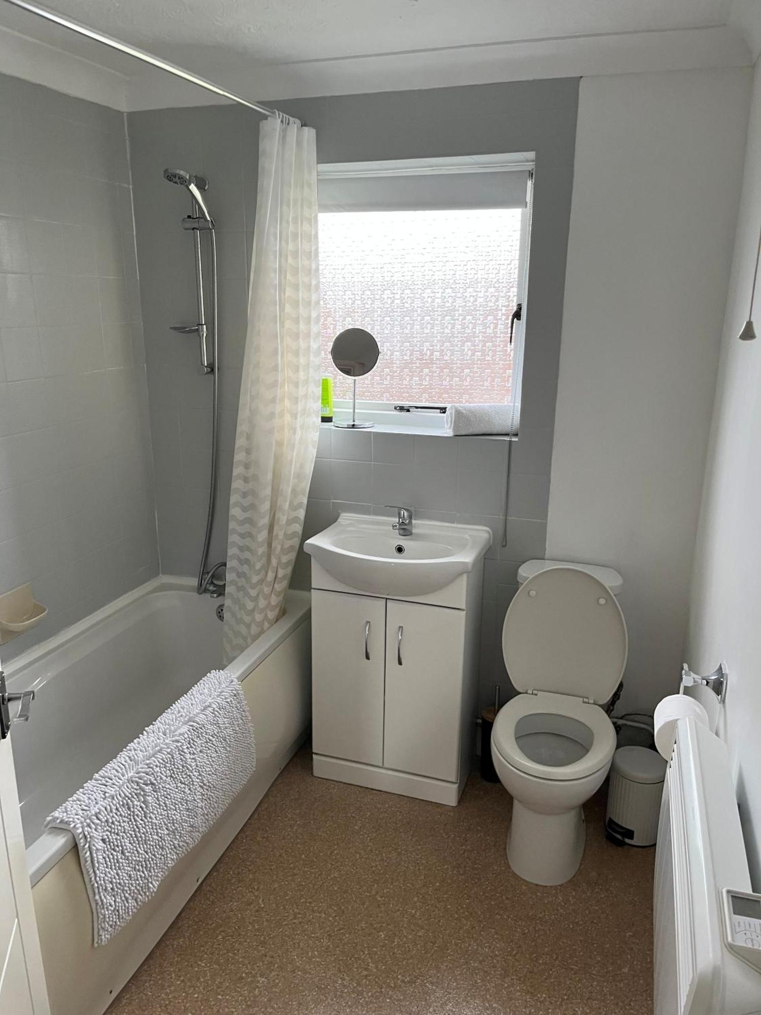 The Firs - Apartment Next To Beach & Forest - Pets Are Free Barton on Sea Exterior photo